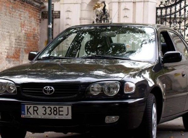 Toyota Corolla 8 (2000-2001): wytrzymała i kontrowersyjna