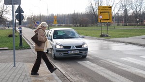 Pieszy i samochód. Pierwszeństwo na przejściu, na parkingu, na jezdni - jakie są zasady?