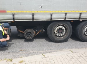 Inspektorzy złapali się za głowy, gdy to zobaczyli. W naczepie brakowało koła