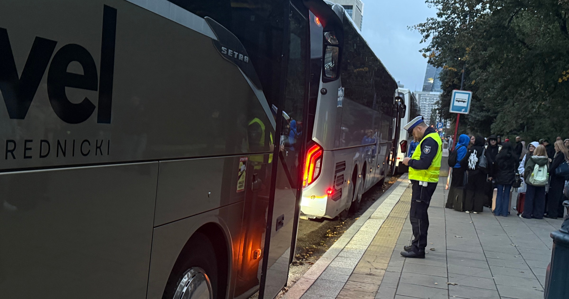 Policja kontroluje autobus