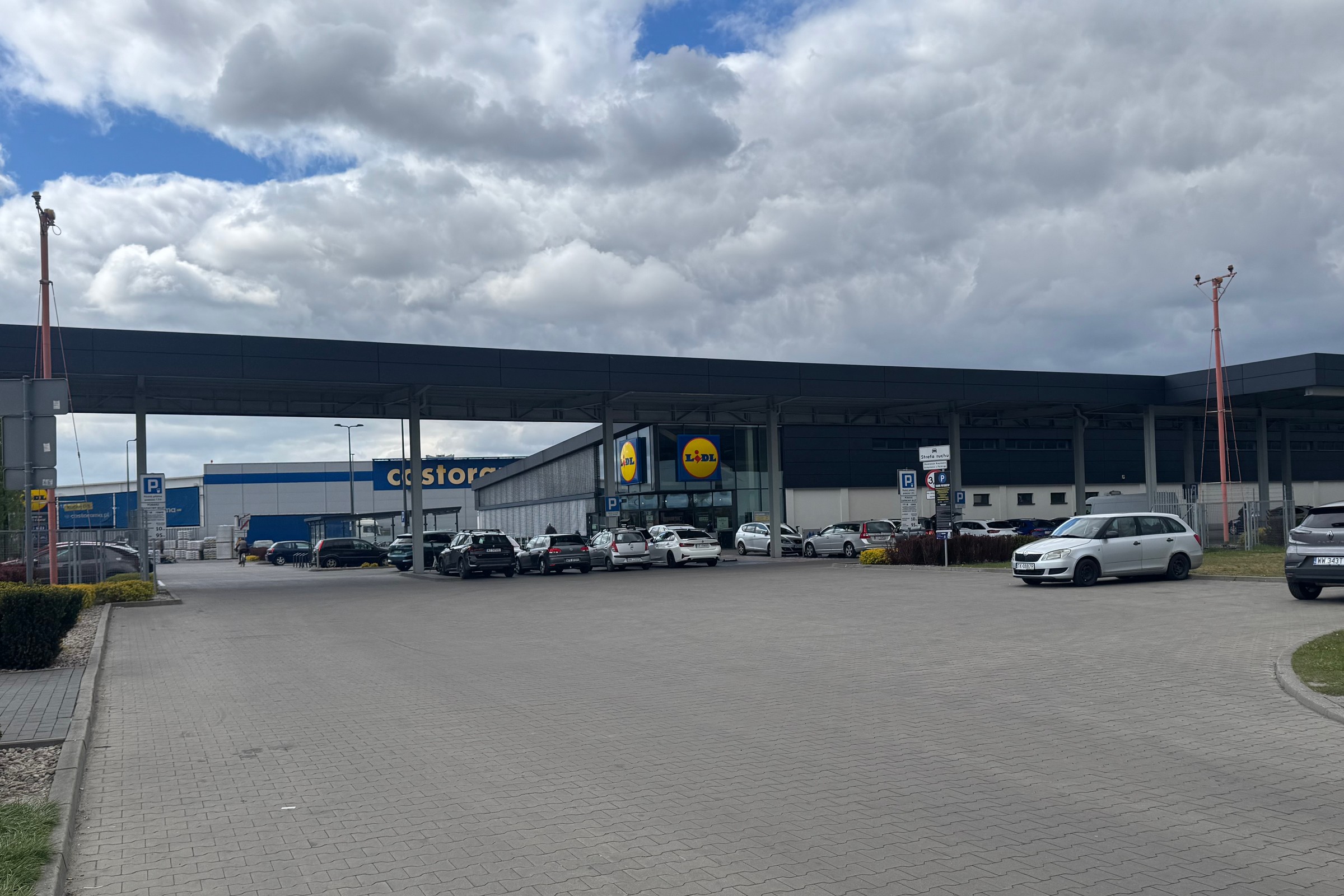 Parkowanie na noc przed marketem. To musisz wiedzieć, zanim zostawisz auto