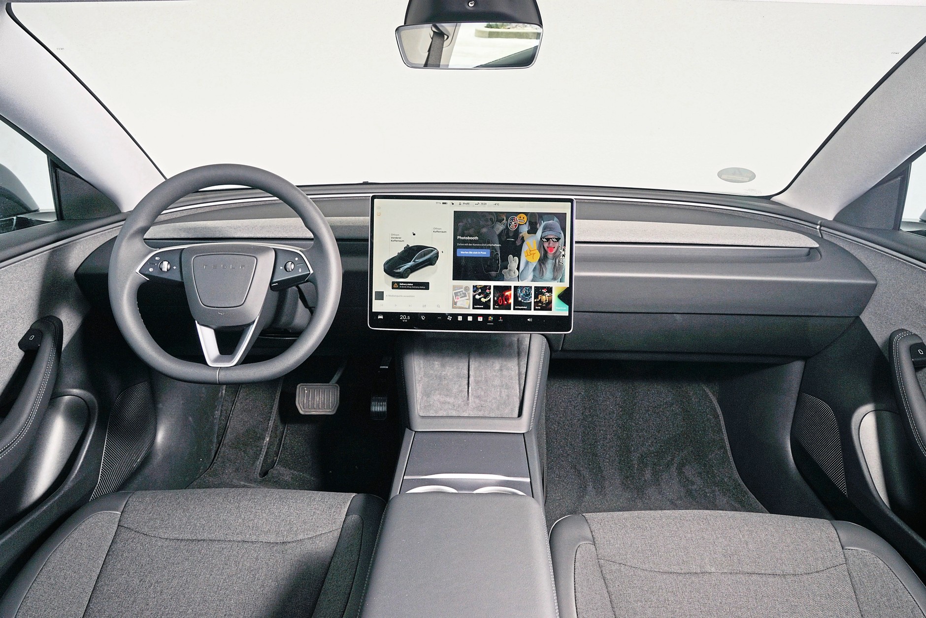 Wnętrze Tesli Model 3 Standard