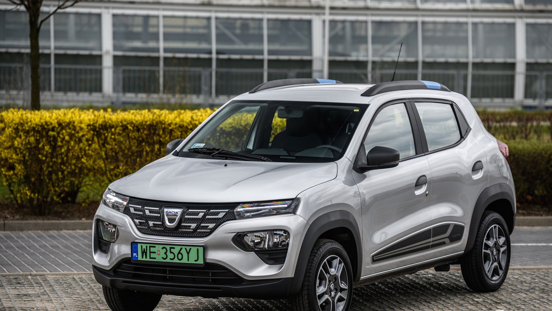 Dacia Spring to jedno z najtańszych aut elektrycznych oferowanych w Europie. W Polsce kosztuje nieco ponad 100 tys. złotych – to znacznie mniej niż średnia cena nowego samochodu sprzedanego w Polsce (ok. 160 tys. zł), ale też w zamian dostajemy znacznie mniej samochodu.