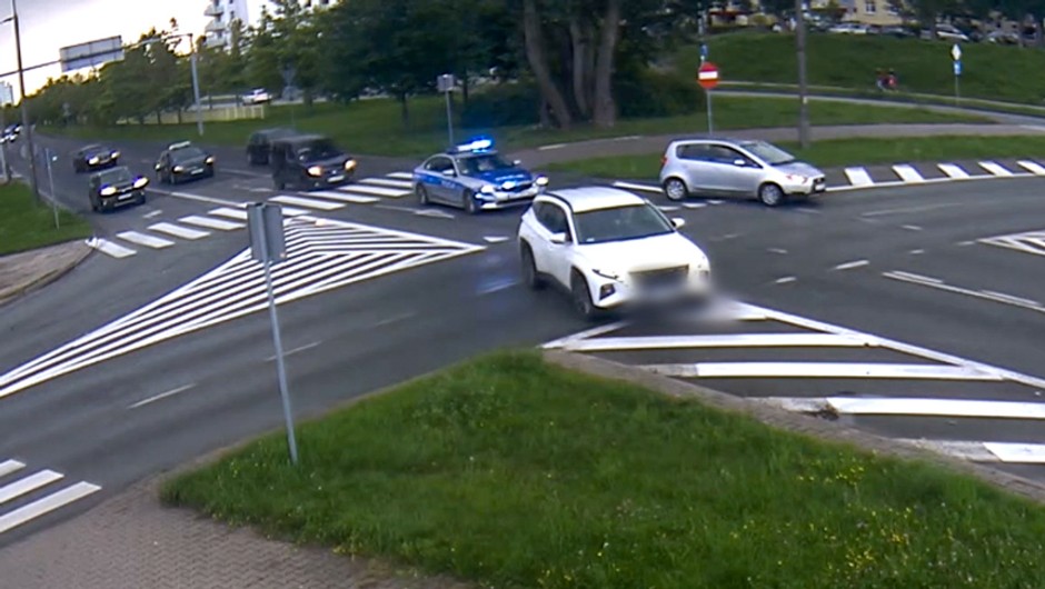 Gorzowscy policjanci eskortowali do szpitala 1,5-rocznego chłopca i jego ojca. Dziecko użądlił szerszeń