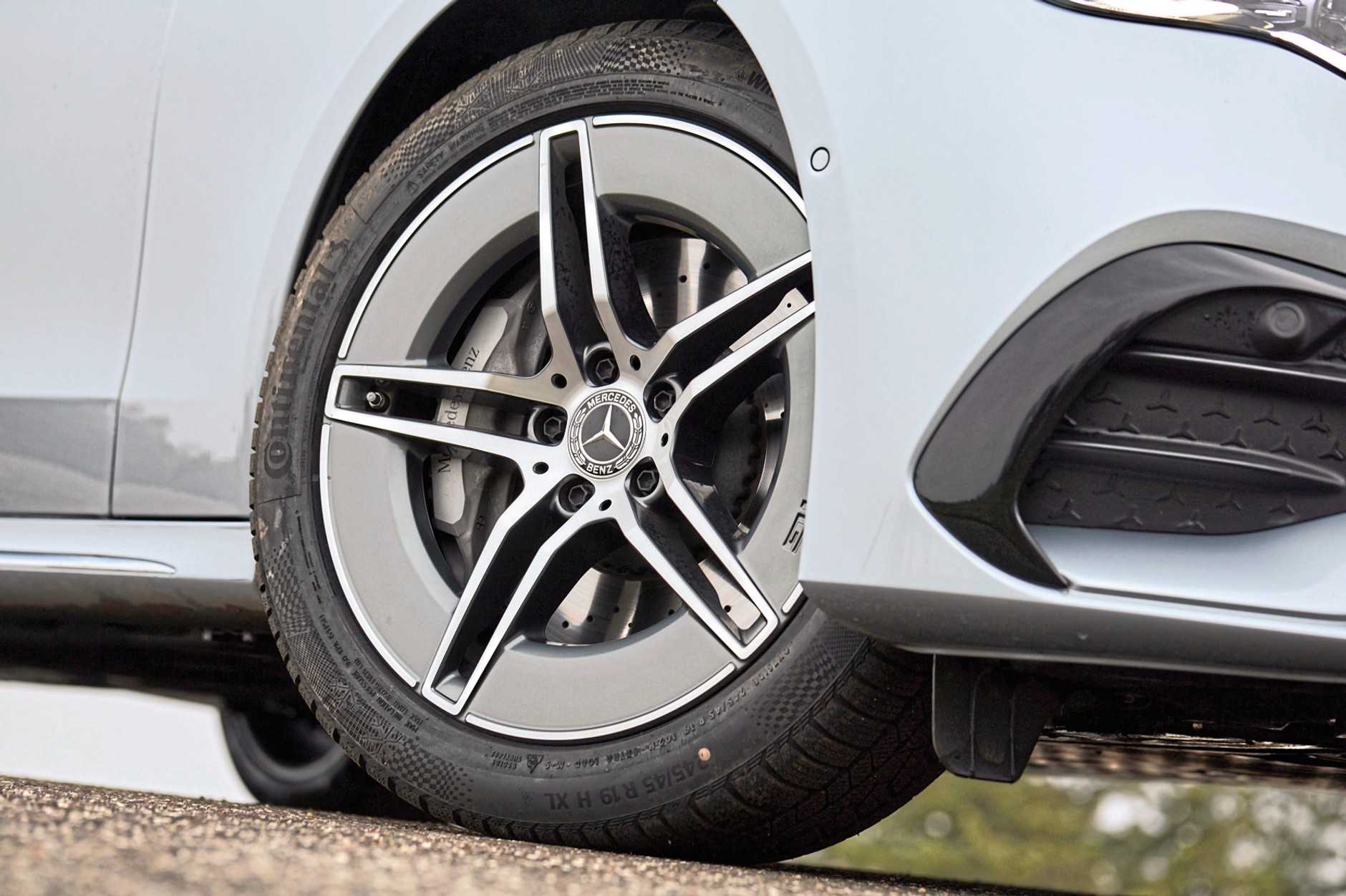 Mercedes E 400 e kontra Volvo S90 T8