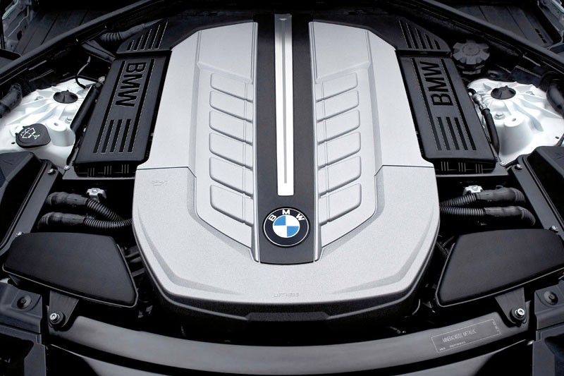 BMW 760i – nowy silnik 6,0 V12 i 8-biegowy automat