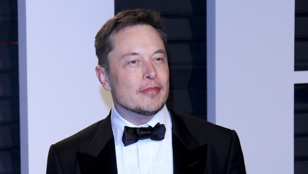 Czy Tesla wprowadzała klientów w błąd? Czarne chmury nad Elonem Muskiem
