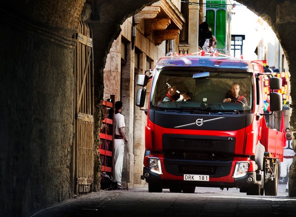 Volvo FL ucieka przez miasto przed... bykami