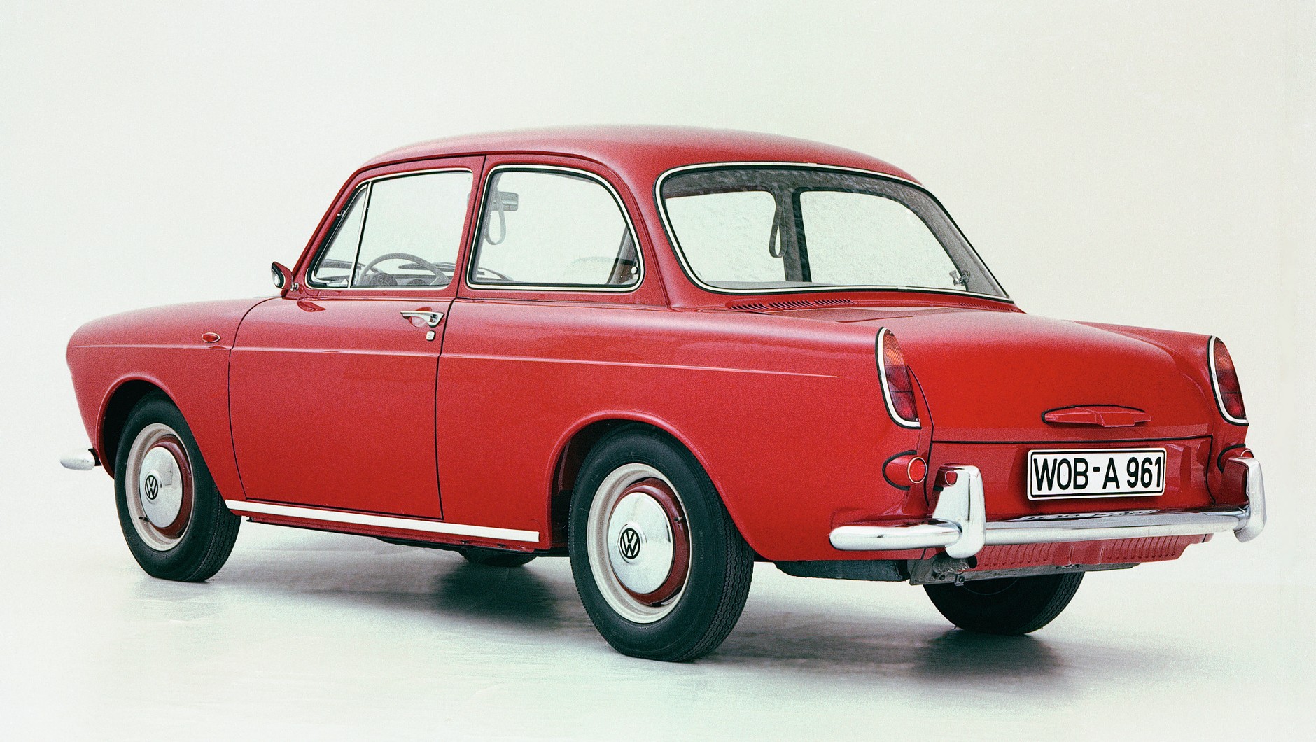 Volkswagen 1500 (Typ 3) z 1961 r. jest pierwszym seryjnym sedanem VW.