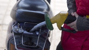 Kluczowa zasada przy tankowaniu motocykla. Obowiązuje na każdej stacji