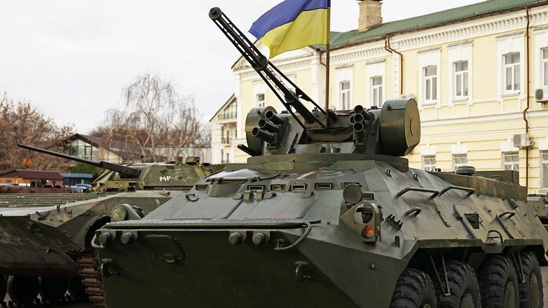 Transporter wojskowy i czołg armii ukraińskiej