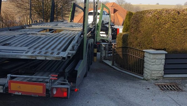Kierowca lawety utknął w ciasnej uliczce. Strażacy pomysłowo uwolnili pojazd 