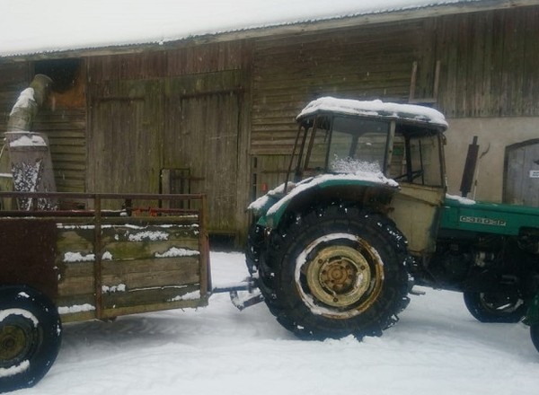 Uciekał ciągnikiem przed policją. Z wnuczką na naczepie! [Nagranie]