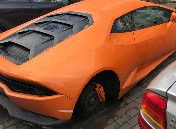 Z rozbitego Lamborghini zginęły koła. Ile mogą kosztować?