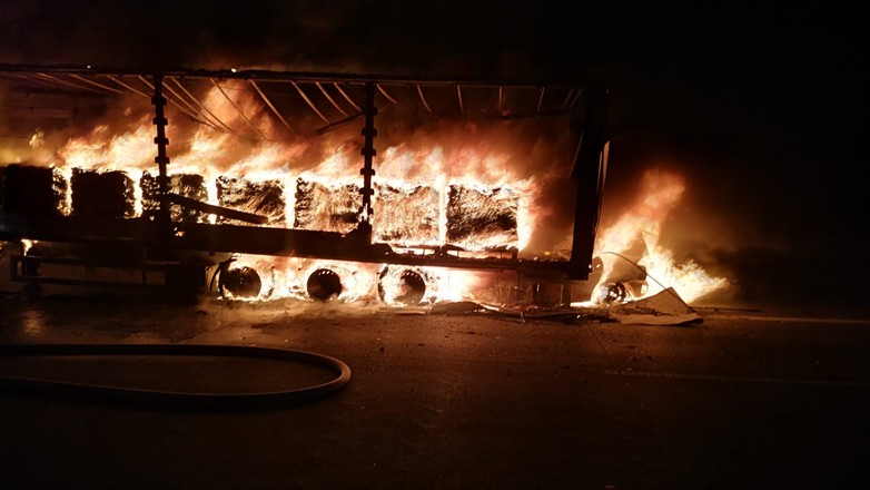 Auto osobowe wbiło się pod zepsuty zestaw – kierowca próbował nieść ratunek