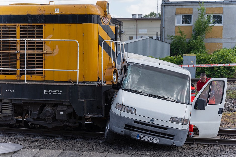 Zderzenie pociągu z samochodem podczas inscenizacji