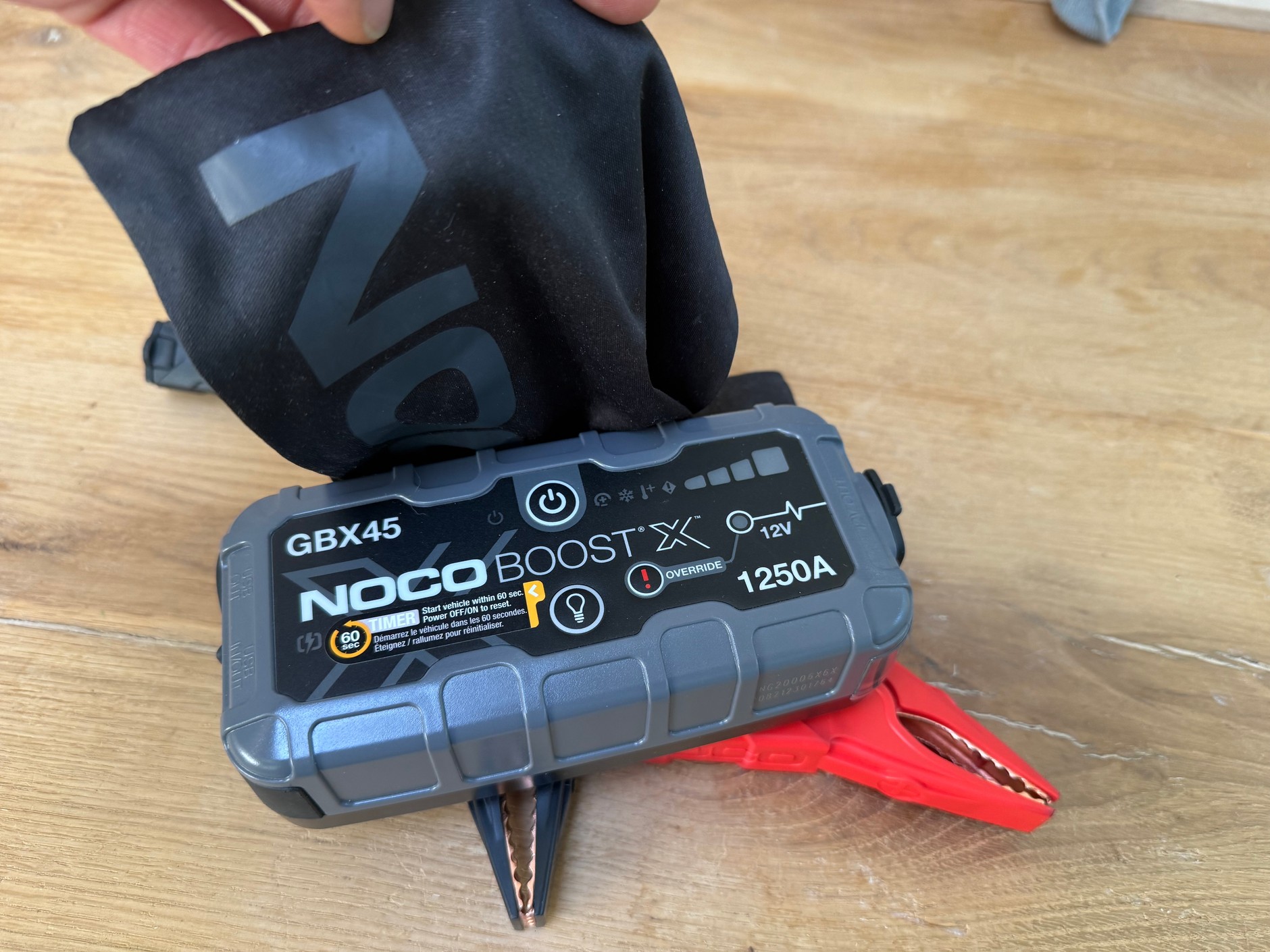 Noco GBX45 nie ma w podstawowym zestawie sztywnego etui