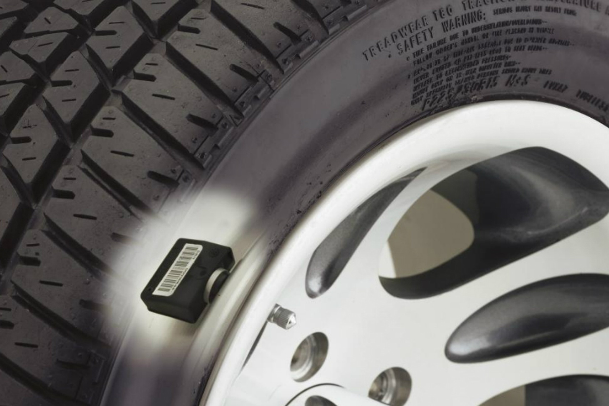 Czujniki w kołach są obowiązkowe w nowych autach. Tylko nie temu miały służyć