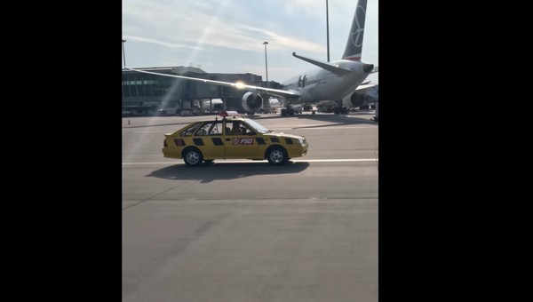 Żółty Polonez wjechał na płytę lotniska Chopina w Warszawie