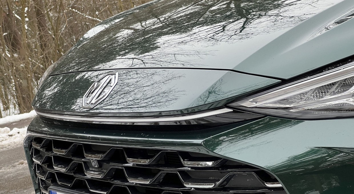 Chińskie firmy znalazły sprytny sposób, aby jeszcze zwiększyć sprzedaż aut w Europie. Grają na naszej niechęci