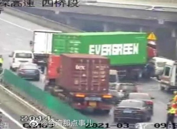 Evergreen tym razem zablokował autostradę – pech nie opuszcza tajwańskiej firmy