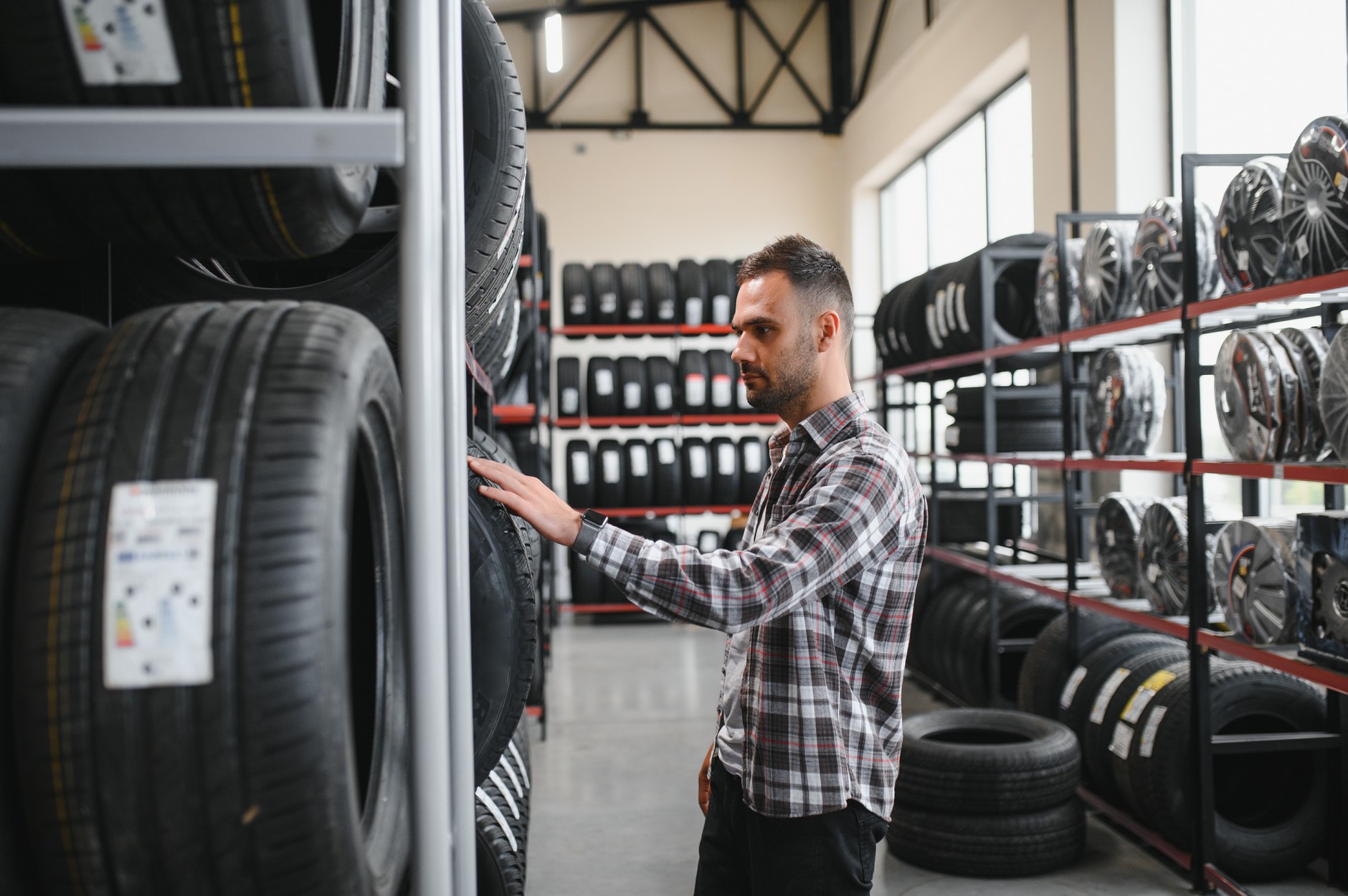 Szczególnie w przypadku większych rozmiarów opon, różnica w cenie między markowymi produktami, a budżetowymi oponami z Chin bywa olbrzymia> Markowe opony mogą być nawet trzy razy droższe. Czy są trzy razy gorsze?