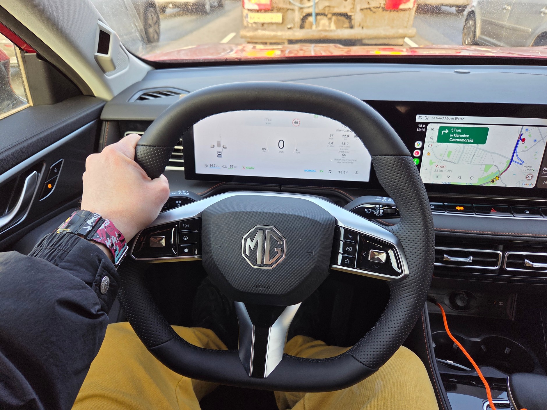 Podczas jazdy nie mogłem pozbyć się wrażenia, że kierownica jest za bardzo na lewo. To największy (i jeden z niewielu) zarzutów, jakie miałem do HS-a