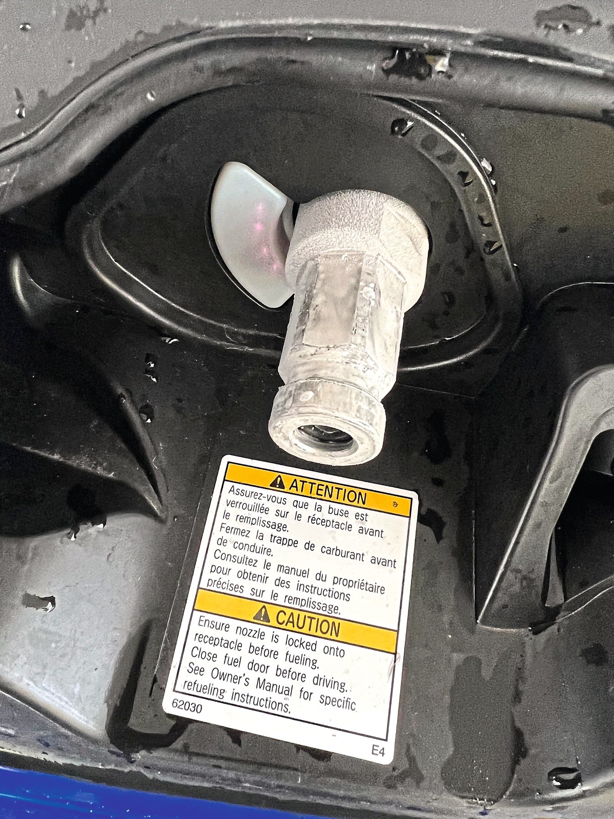 Podczas tankowania przymarzł króciec. Co z tego, że samo tankowanie trwało kilka minut, skoro później trzeba było czekać, aż lód się roztopi.  