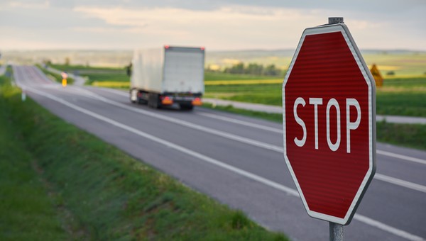 Znak STOP nakazuje bezwzględne zatrzymanie pojazdu