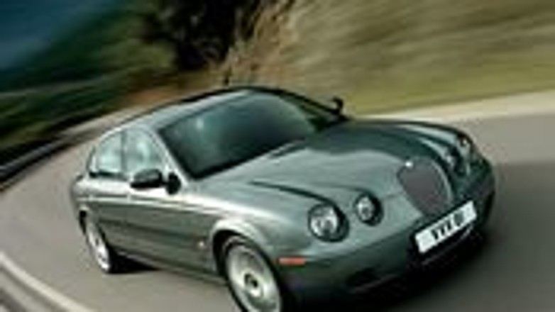 S-Type zachował twarz