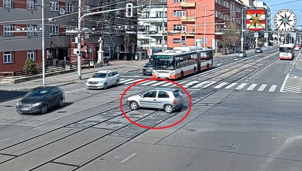 Tak się spieszyła, że o czymś zapomniała. Opel przejechał przez jezdnię i tory [WIDEO]