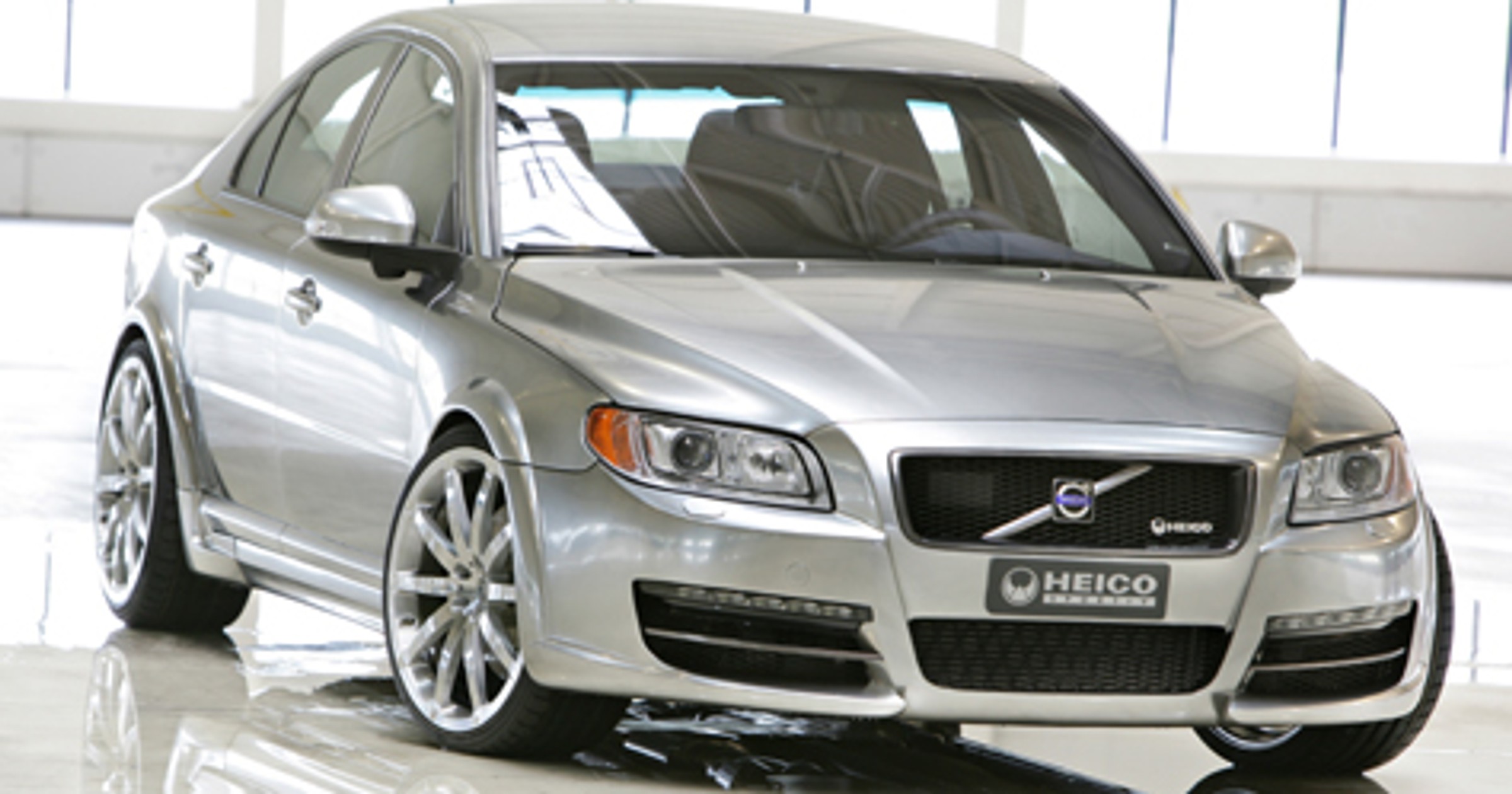 Volvo S80 High Performance - S80 pręży muskuły