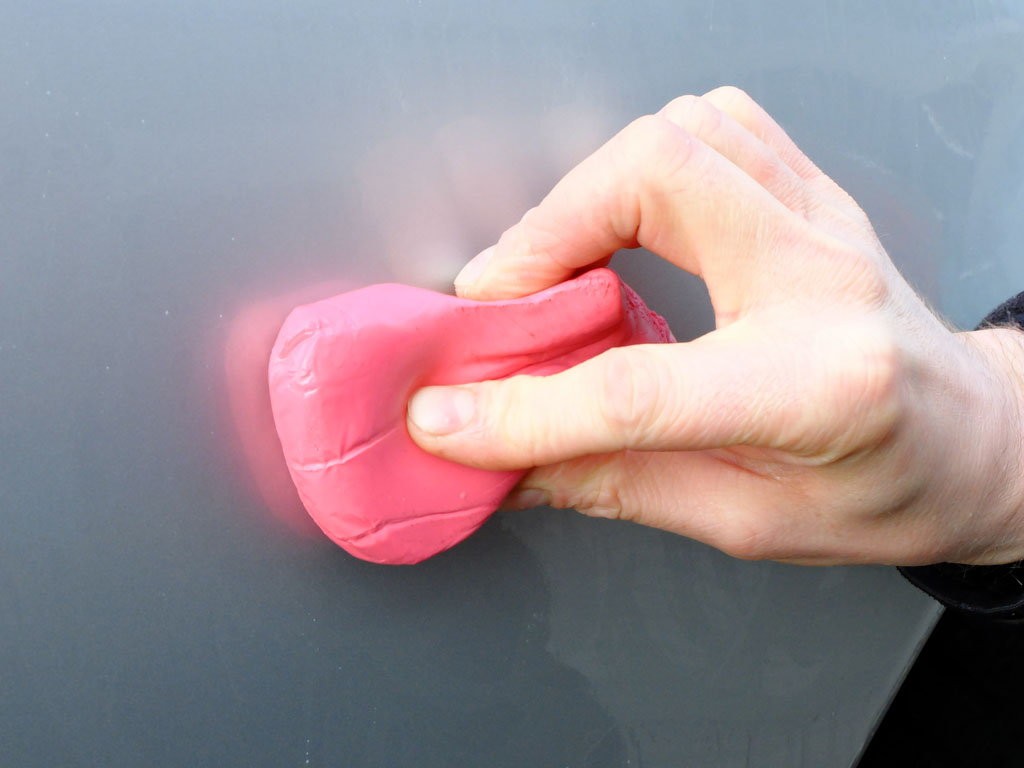 Dobrze ugnieciona glinka podczas kontaktu z lakierem przechwytuje zanieczyszczenia wbite w lakier auta.