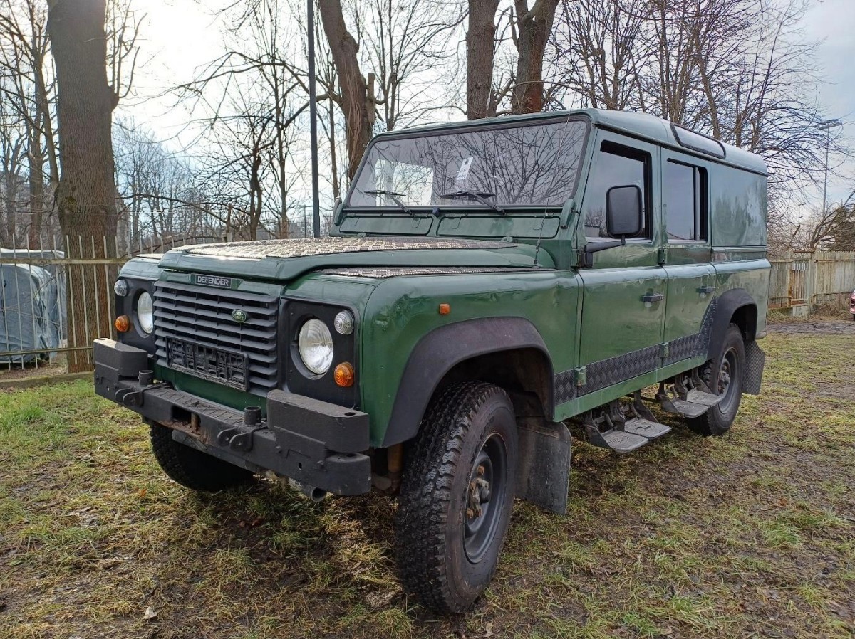 To jedno z najciekawszych aut, które pojawiło się ostatnio na aukcjach aut ze służb. Land Rover Defender 110 w wersji dla specjalnych oddziałów policji.