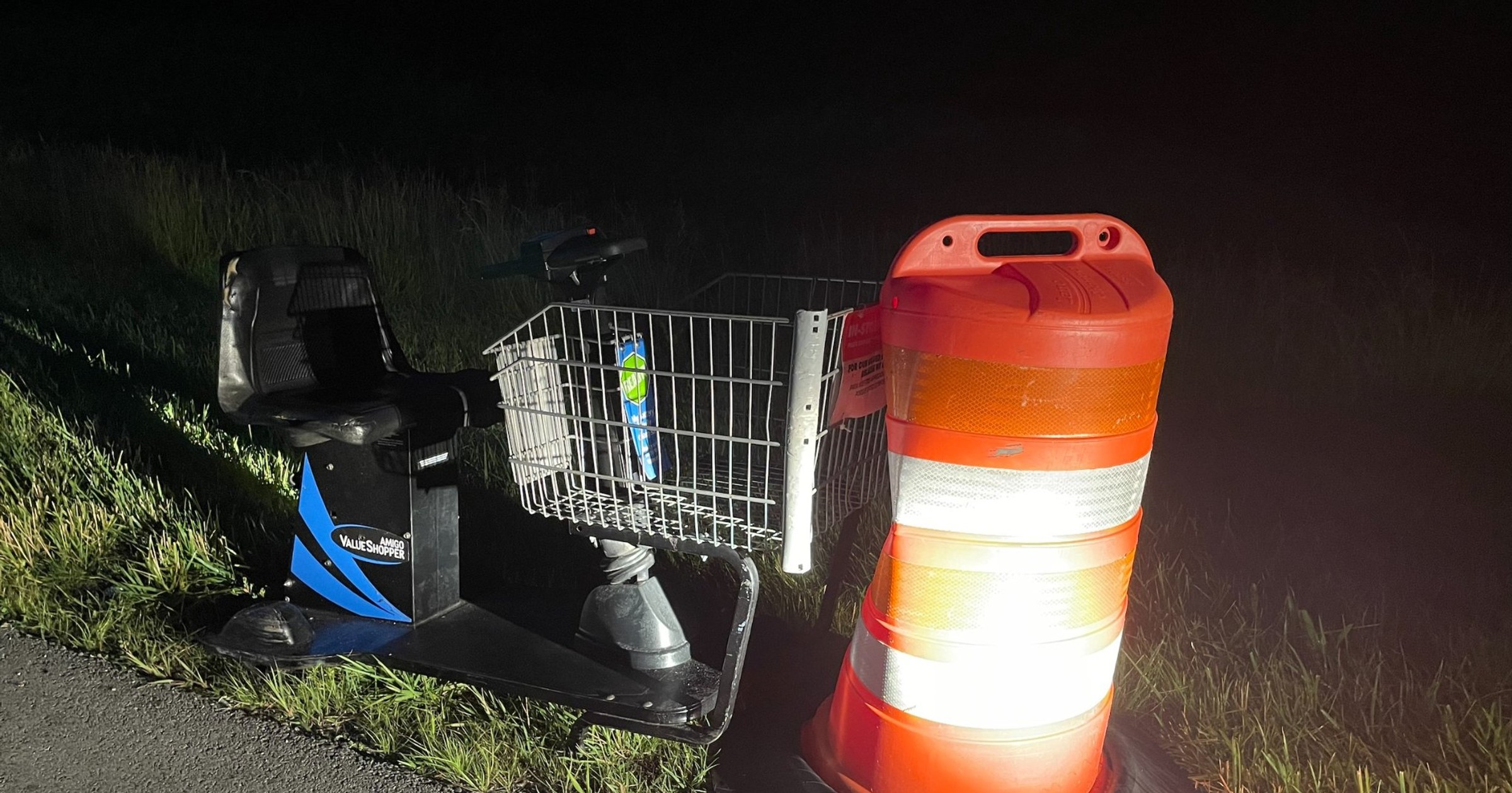 elektryczny wózek na zakupy złapany na autostradzie