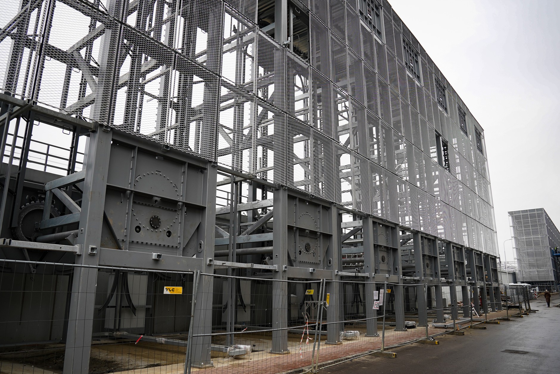 Postęp prac przy budowie zautomatyzowanego piętrowego parkingu w Katowicach