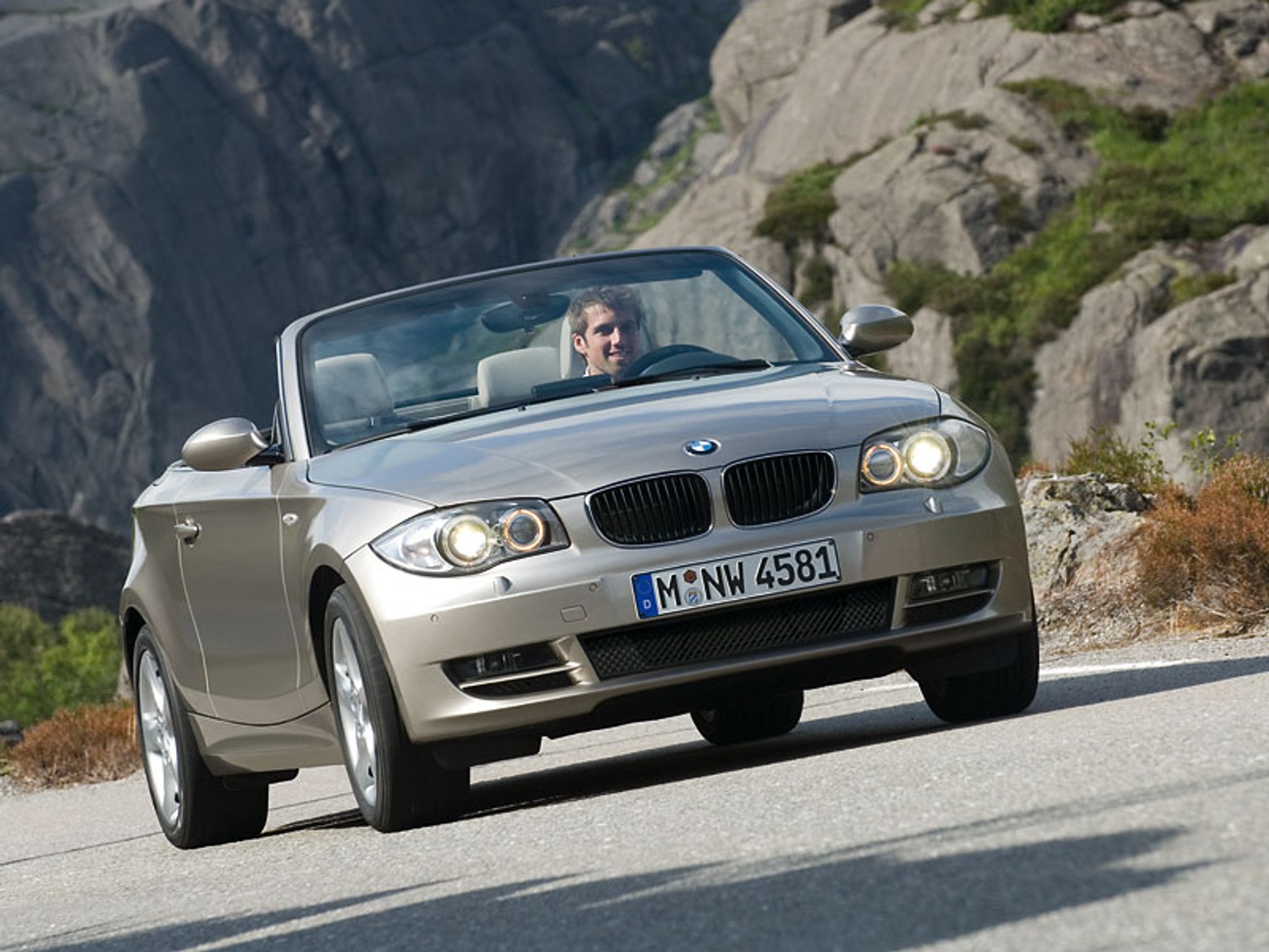 BMW 1 Cabrio: nowe fotografie i oficjalne informacje