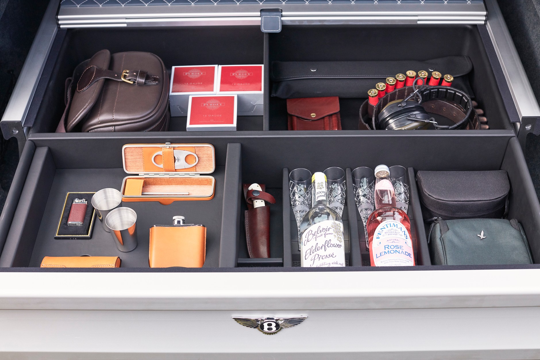 Oto co kryje skrzynia z akcesoriami dla myśliwych. Nie zabrakło nawet odpowiednich trunków. Bentley Bentayga Mulliner