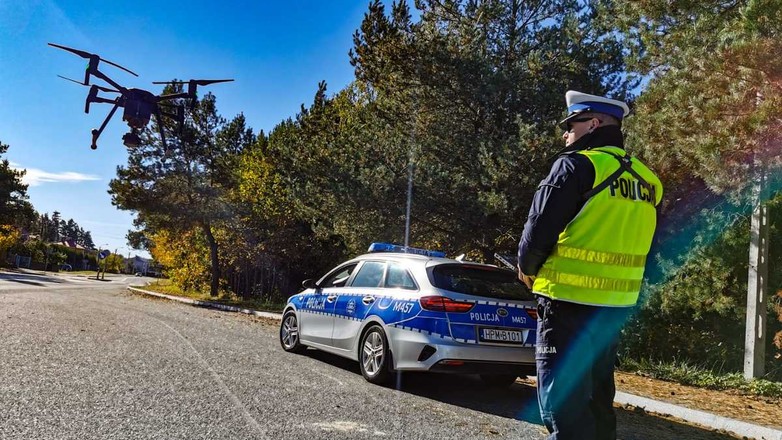 Jeden z dronów podlaskich policjantów podczas kontroli przejazdów kolejowych w 2022 r.