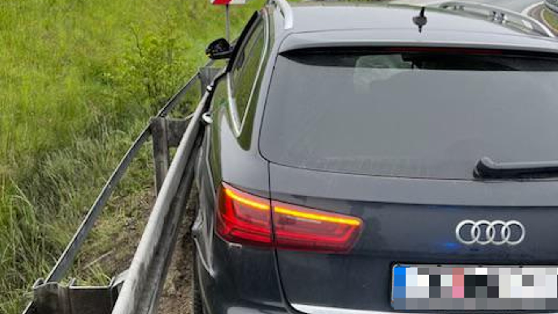 Ciężki SUV wbił się w barierki.