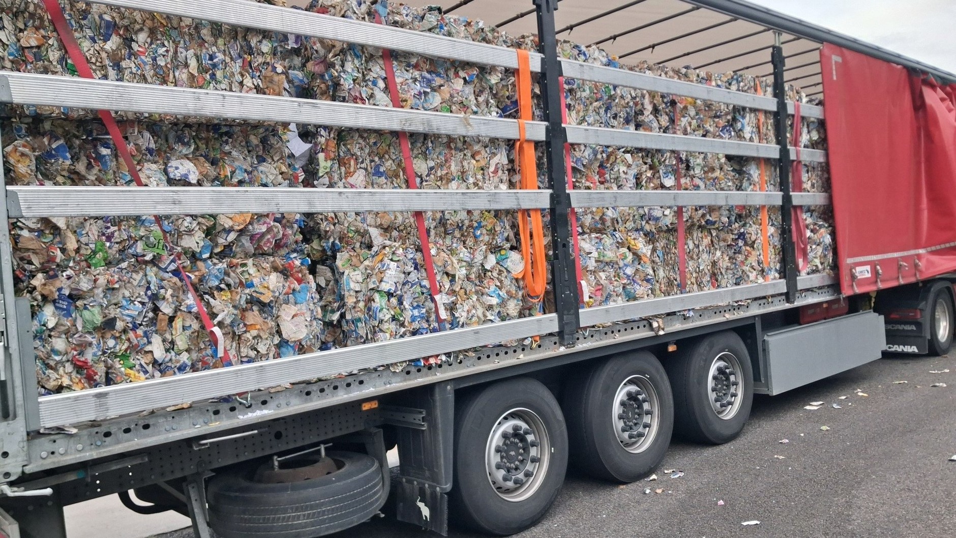 Nielegalne odpady w ciężarówce jadącej z Niemiec