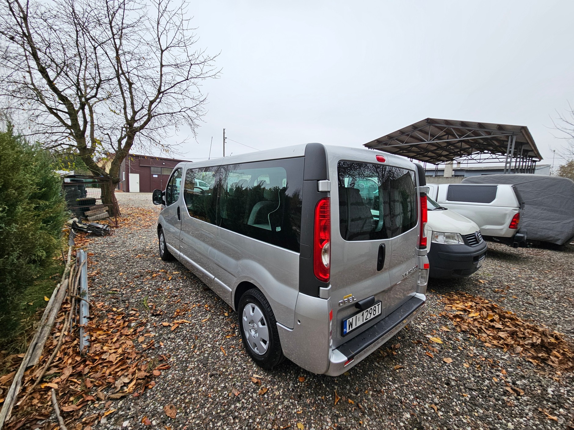 Renault Trafic i Opel Vivaro to auta bez skłonności do korozji – niektórzy twierdzą, że starsze egzemplarze są pod tym względem nawet lepsze od tych aktualnie produkowanych. Tu dwunastoletnie auto bez śladu rdzy. Nie było naprawiane, po prostu jest bezwypadkowe i zapewne czasem było myte.