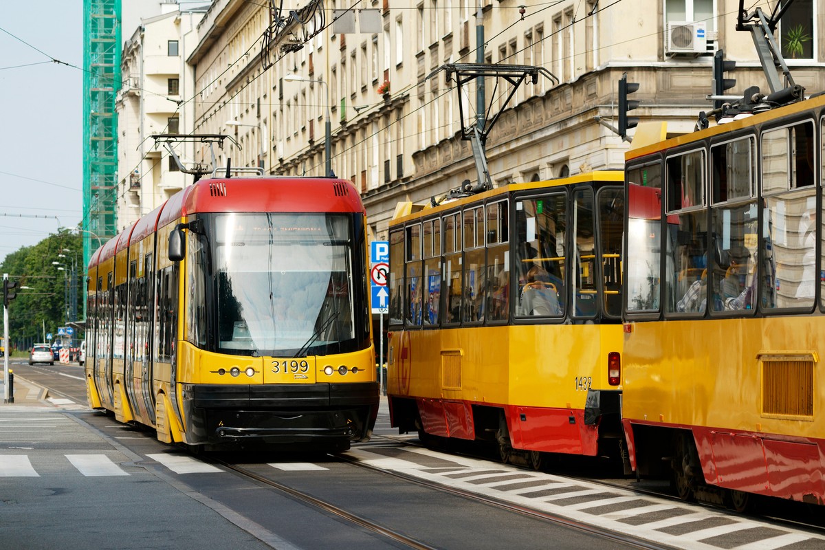 Kierowcy muszą wiedzieć, jak zachować się przy tramwaju. Te zasady opisują wszystko