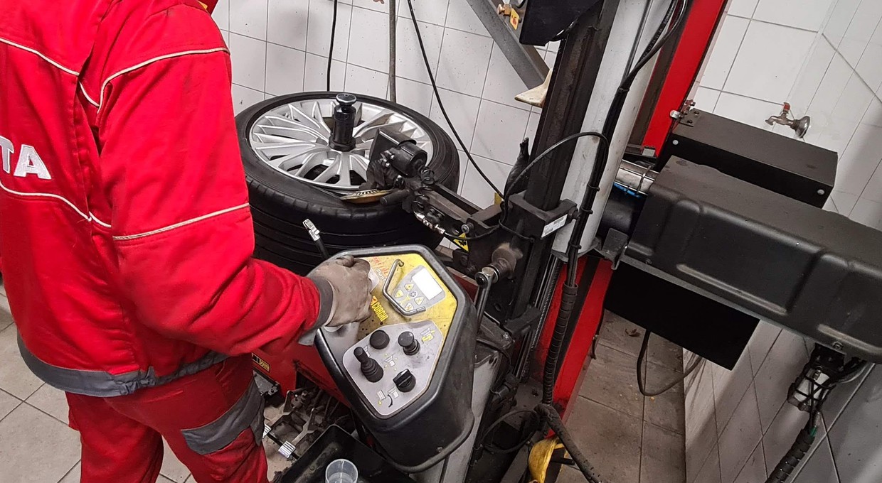 Jak prawidłowo zamontować opony zimowe? Cena usługi nie jest najważniejsza