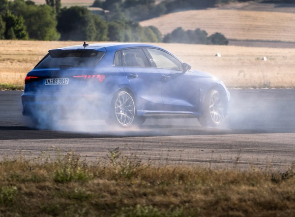 Audi RS3 Performance Edition powstanie tylko w 300 egzemplarzach. Pojedzie nawet 300 km/h!
