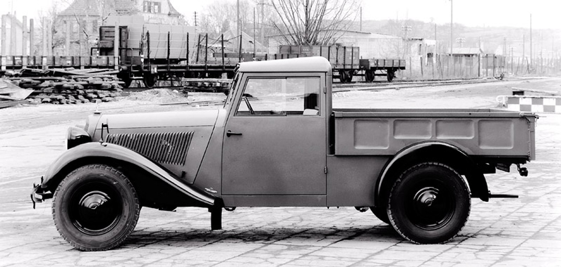 Mercedes-Benz E: historia gwiazdy klasy średniej wyższej (250 fotografii)