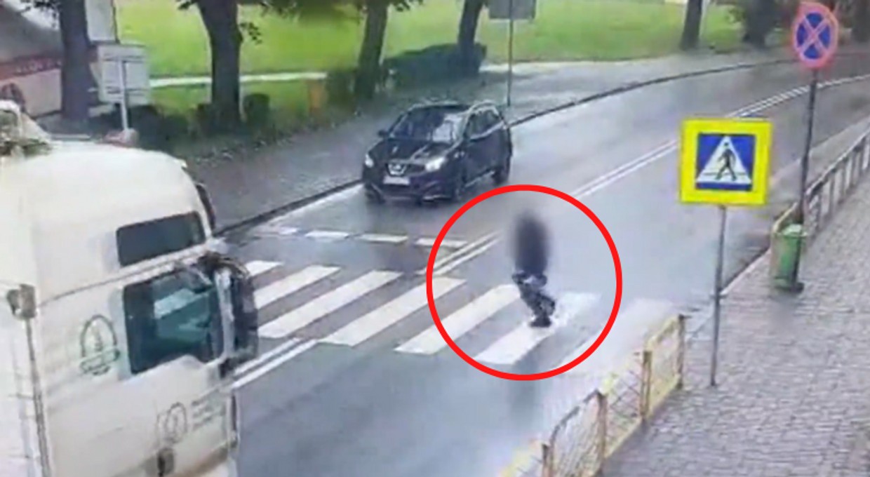 Pieszy musiał uciekać z pasów. Kierowca tira słono za to zapłacił [WIDEO]