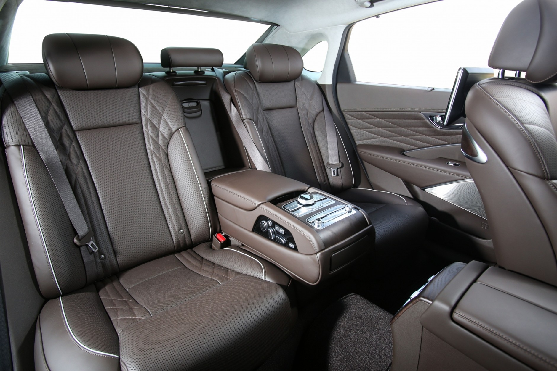 KIA K900. We wnętrzu skóra nappa, metal, drewno i system audio opracowany przez amerykański Lexicon