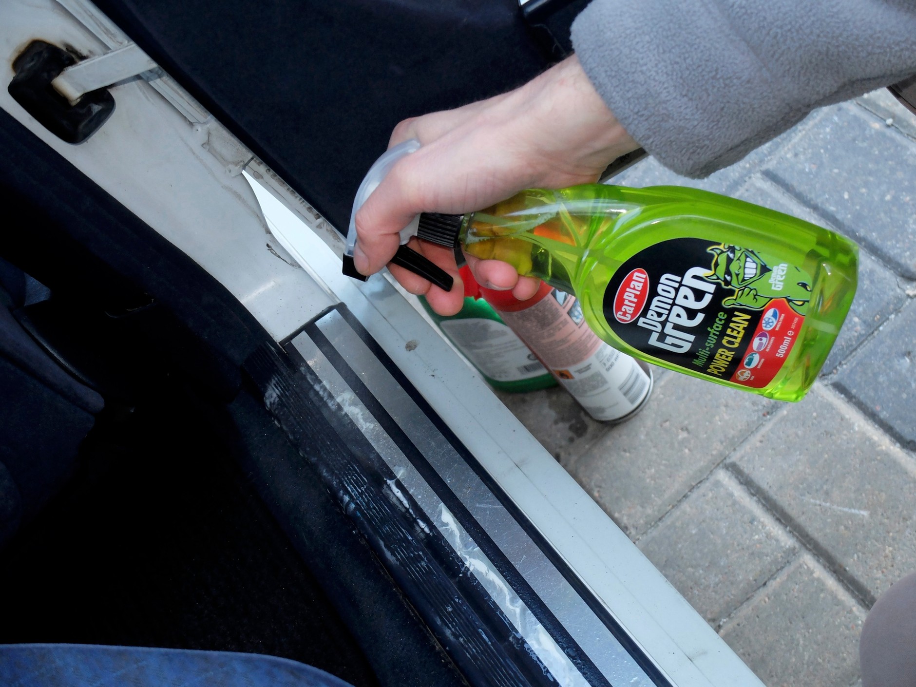 Przykre zapachy w aucie