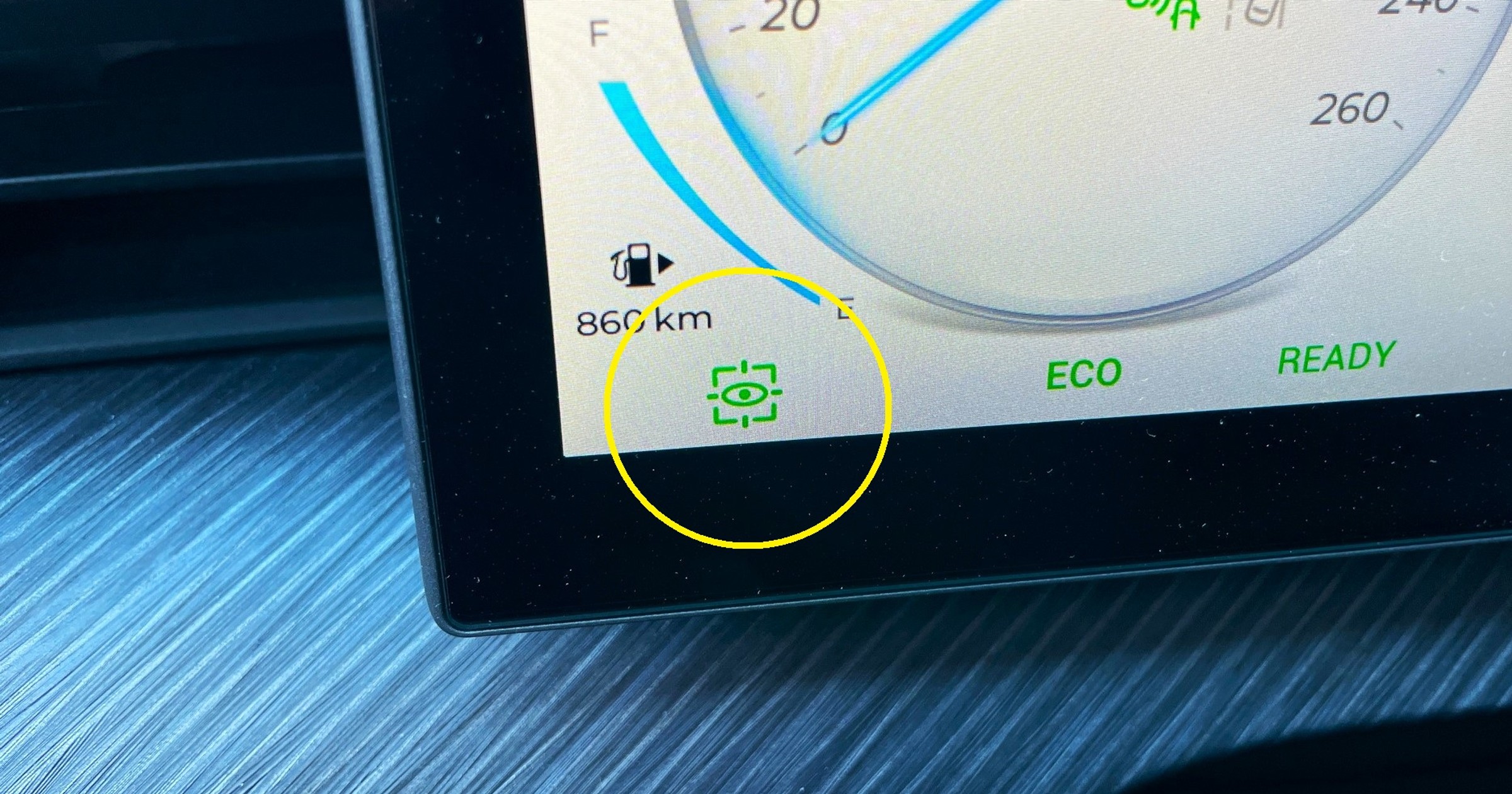 Świecąca się na stałe kontrolka z okiem w celowniku